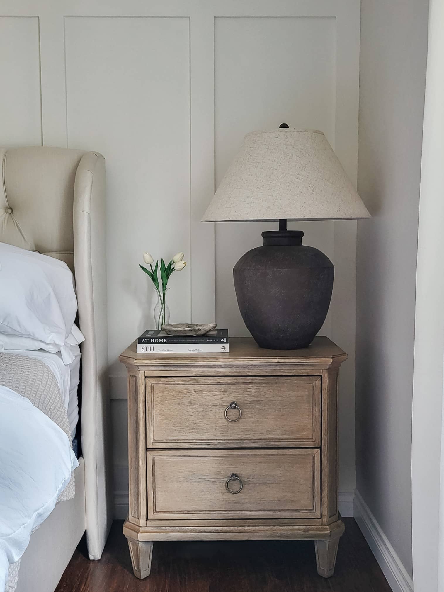 nightstand decor ideas with lamp