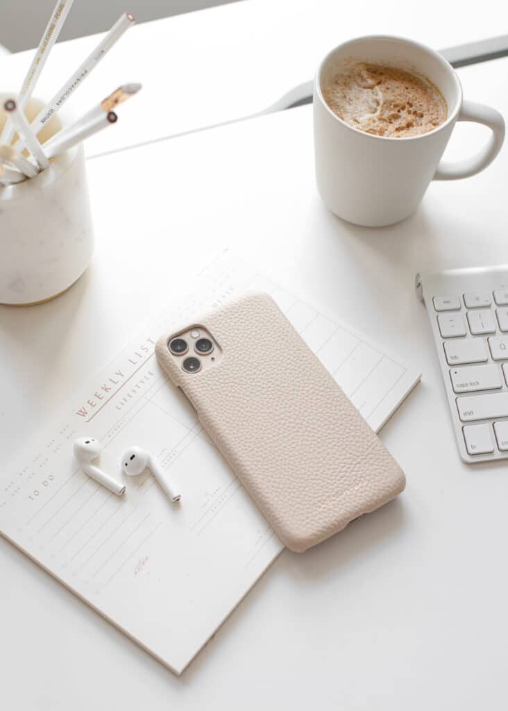 plan your week with mobilie and computer, pens and coffee.